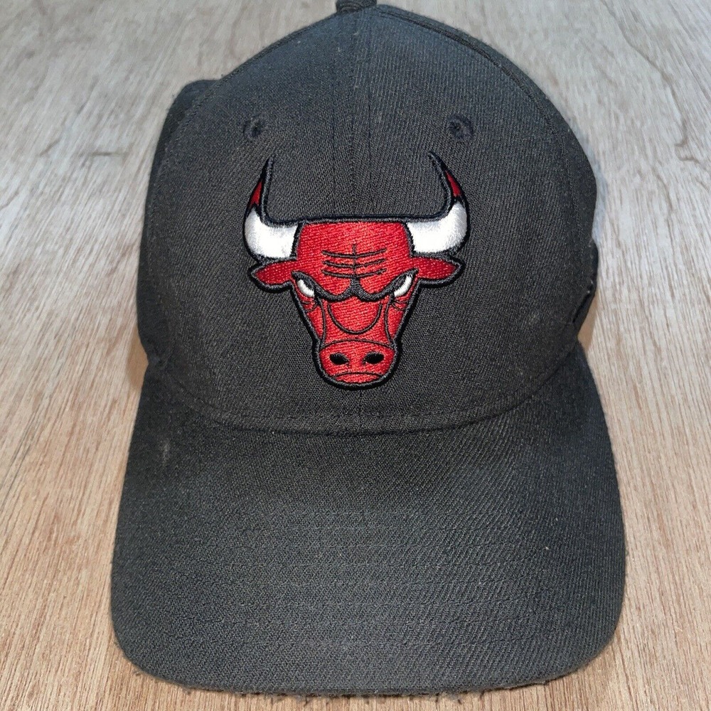 Chicago Bulls New Era Black Team Classic 39Thirty Flex Fit Hat